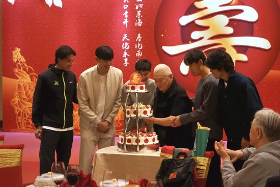 向用户提供几百款产品。展示图片